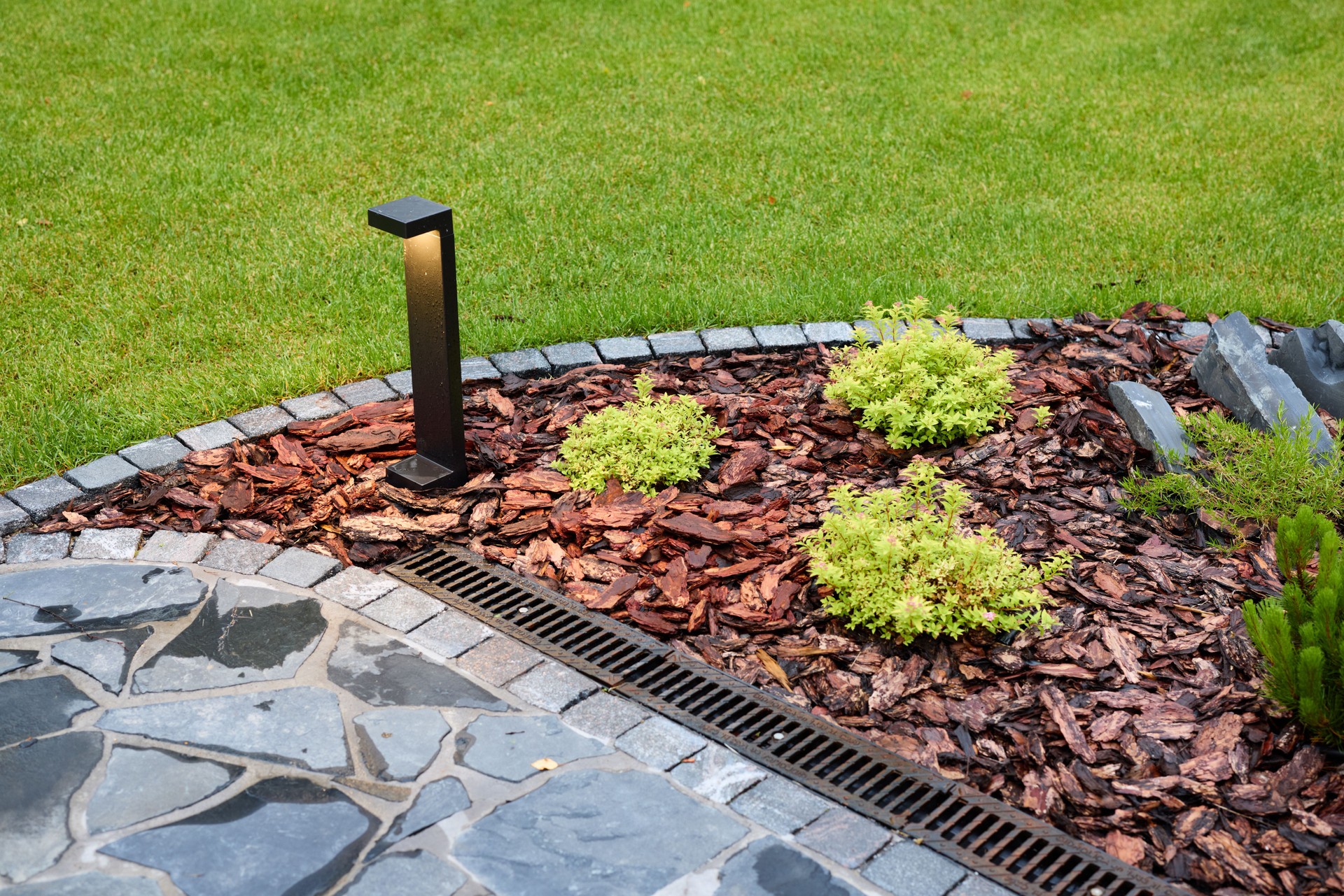 Discover stylish outdoor lighting options and beautiful garden landscape design ideas for your home